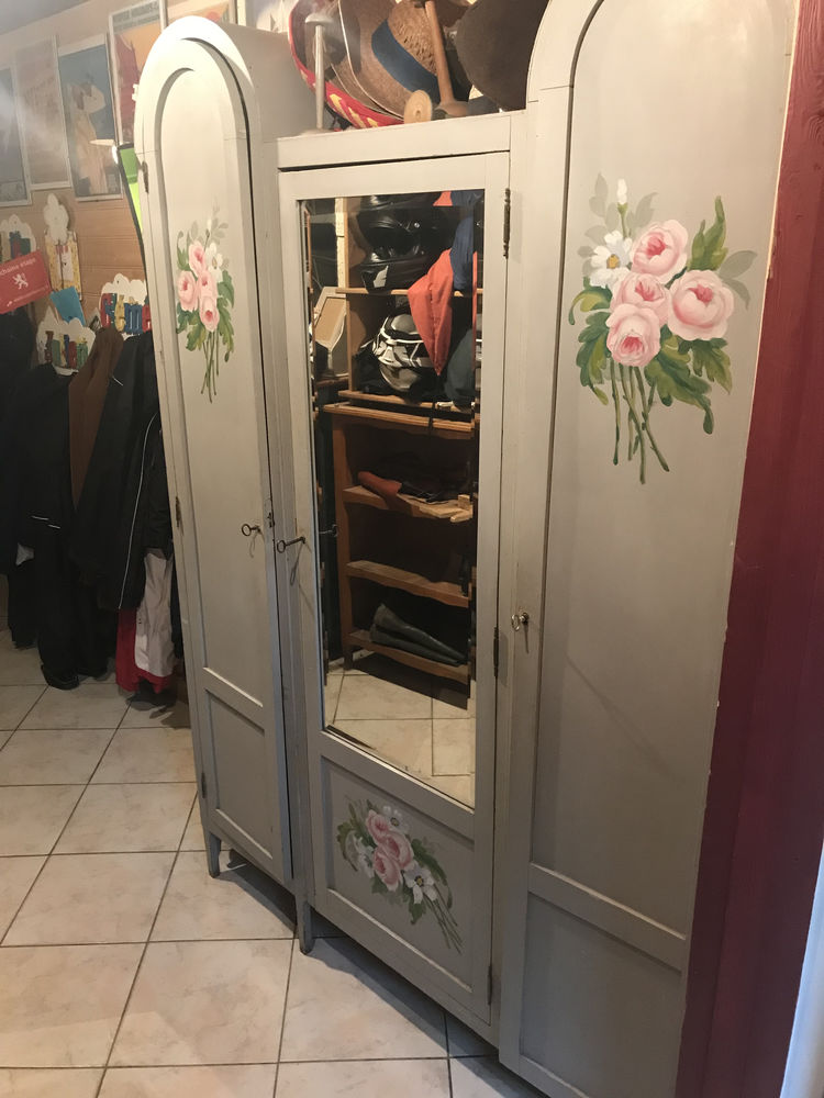 ARMOIR PEINTE EN GRIS ET FLEURS 0 Romagne (33)