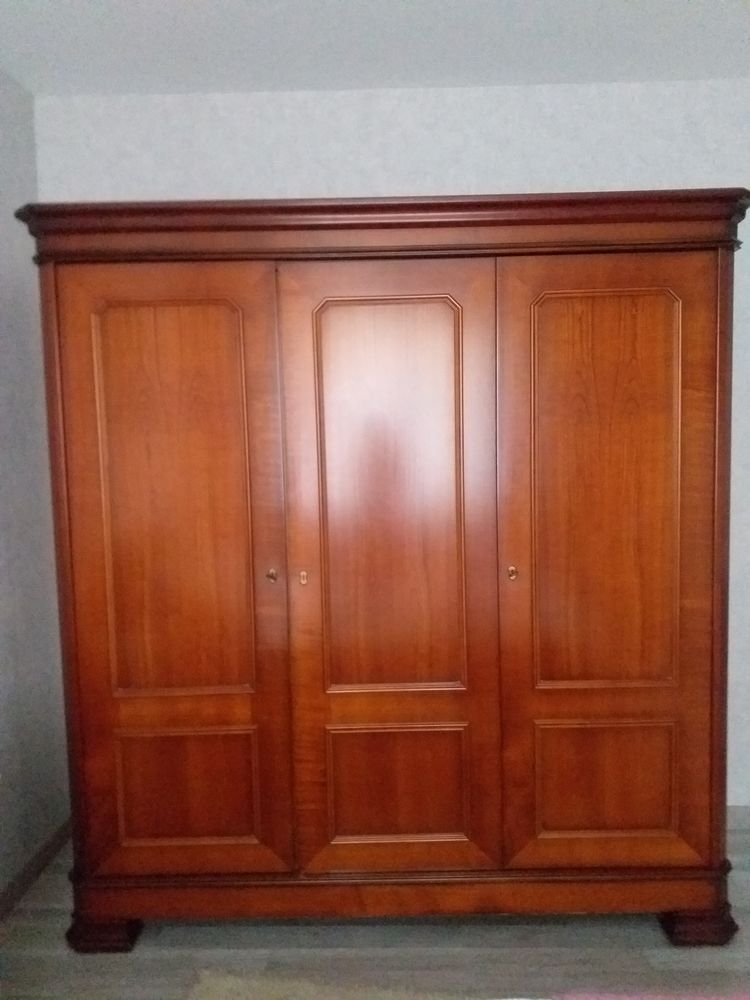 ARMOIRE 196X176
PROFONDEUR 47
ETAGERE AU CENTRE +
PENDERIE 50 Loire-sur-Rh�ne (69)