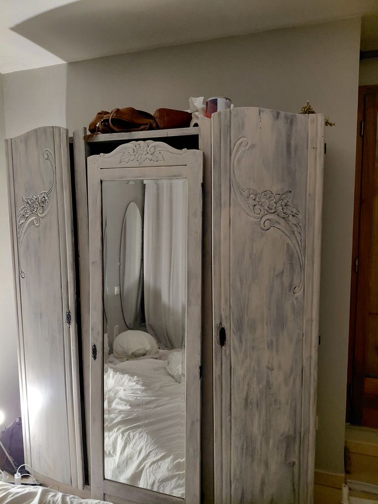 armoire ancienne avec une peinture poudree 80 Guillestre (05)