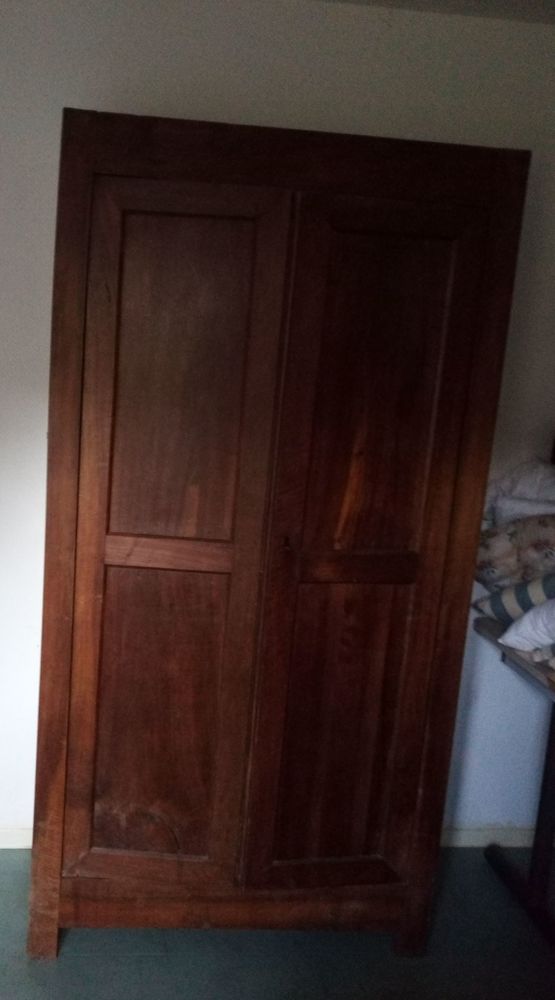 Armoire ancienne en chataigner. 0 Lacave (46)