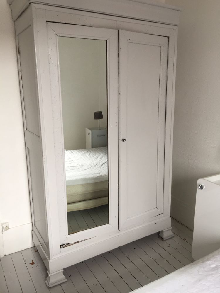 Armoire ancienne peinte en blanc  avec miroir 150€  150 Fontainebleau (77)