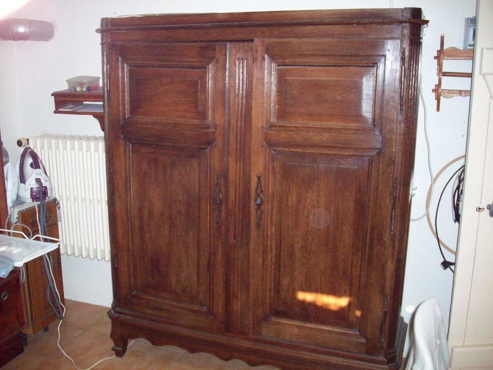 Armoire ancienne . 60 Mont-Saint-Martin (54)
