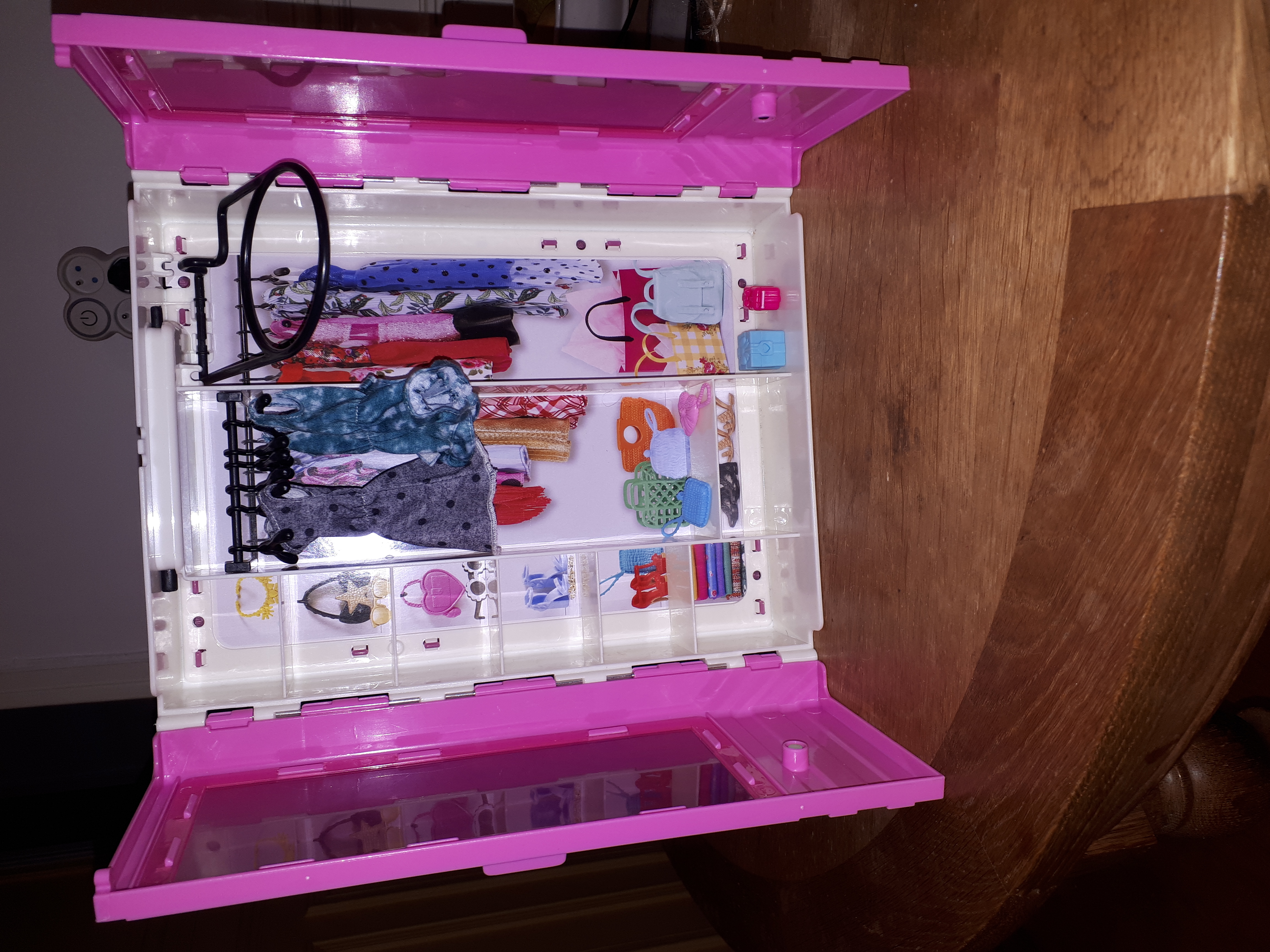 Armoire Barbie + deux poup�es 15 Paris 15 (75)