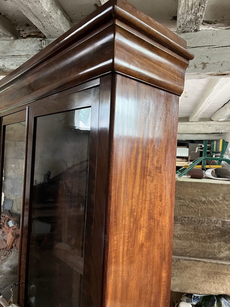 armoire, biblioth�que avec deux portes vitr�es, en bon �tat. armoire, biblioth�que avec deux portes vitr�es, en bon �tat. 80 Sennevi�res (37)