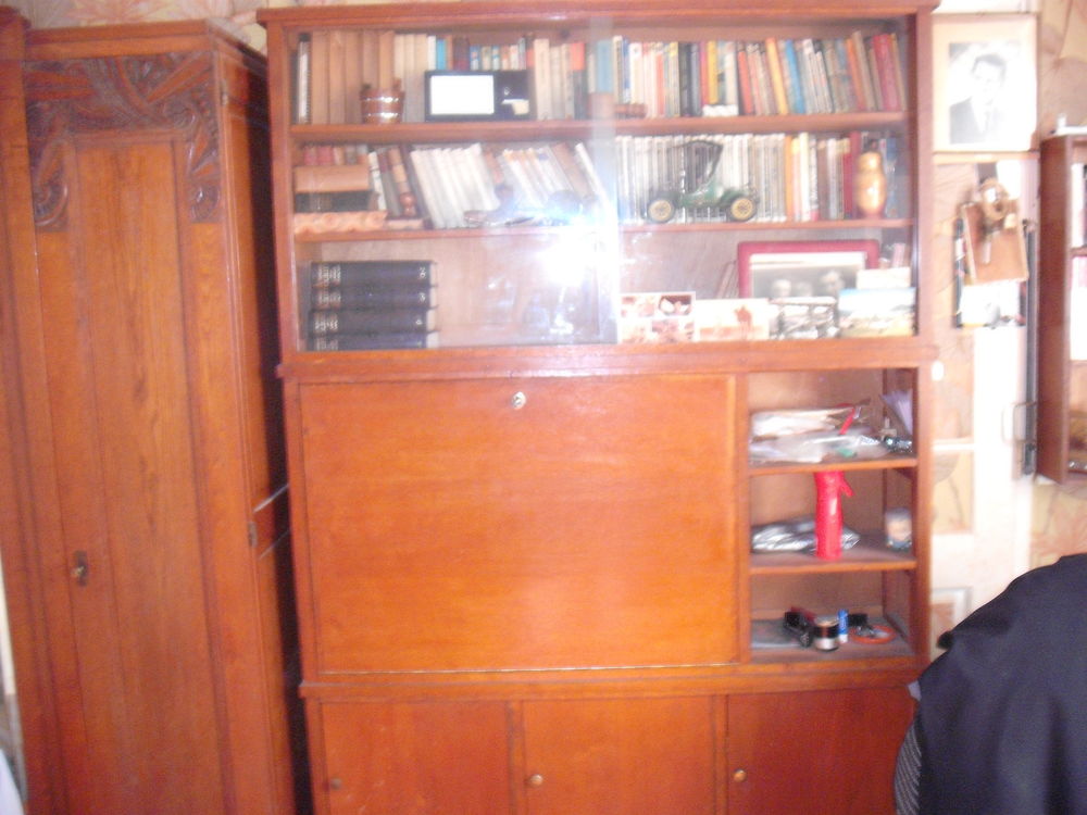 Armoire biblioth�que-bureau.
75 Montpon-M�nest�rol (24)