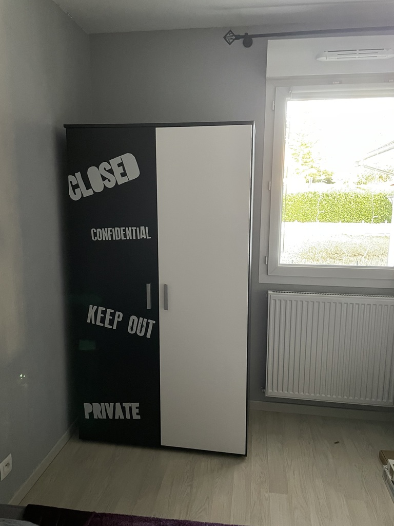 Armoire bicolore avec inscriptions d�coratives 60 Villy-le-Pelloux (74)