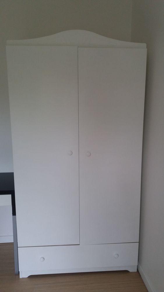 Armoire blanche en bois massif