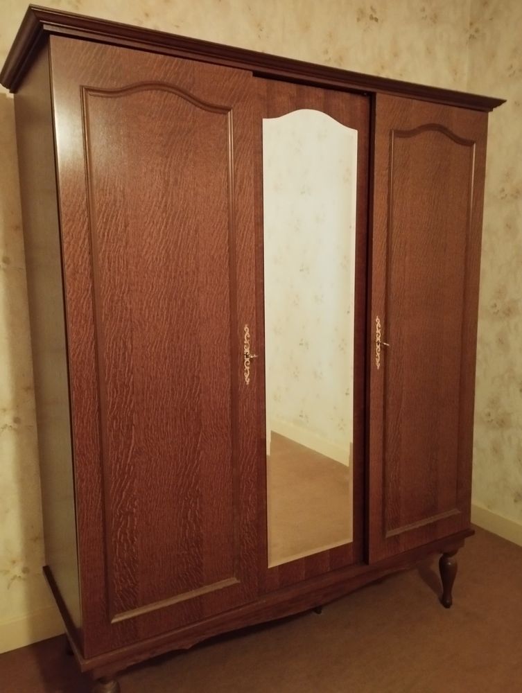 Armoire en bois un c�t� �tag�res et un c�t� penderie 0 Chassignolles (36)
