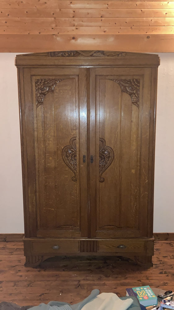 Armoire en bois massif avec motifs sculpt�s 120 Montgellafrey (73)