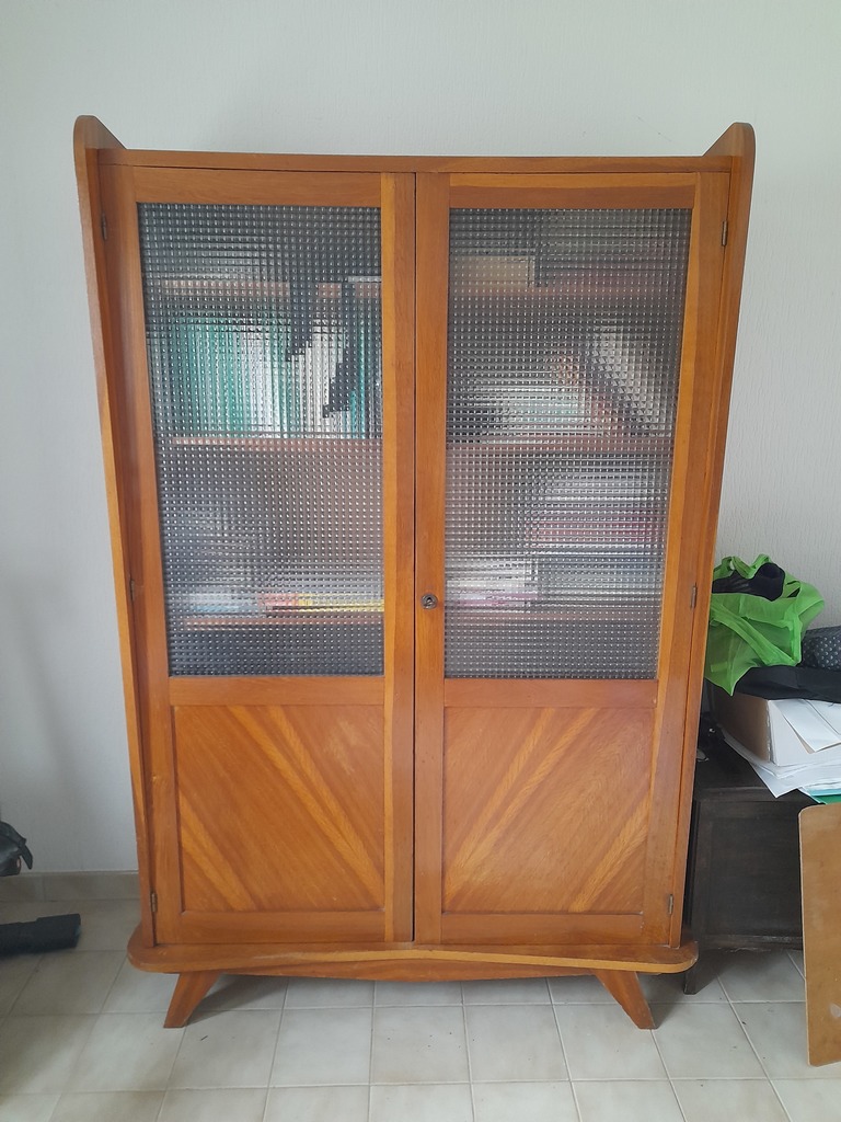 Armoire bois portes vitr�es ann�es 50 100 N�grepelisse (82)
