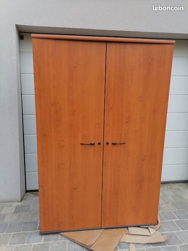 Armoire en bois en tr�s bon �tat (pour travail ou chambre) 100 Chelles (77)