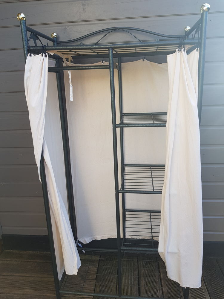 armoire 4 �tag�res et une partie penderie
30 Saubrigues (40)