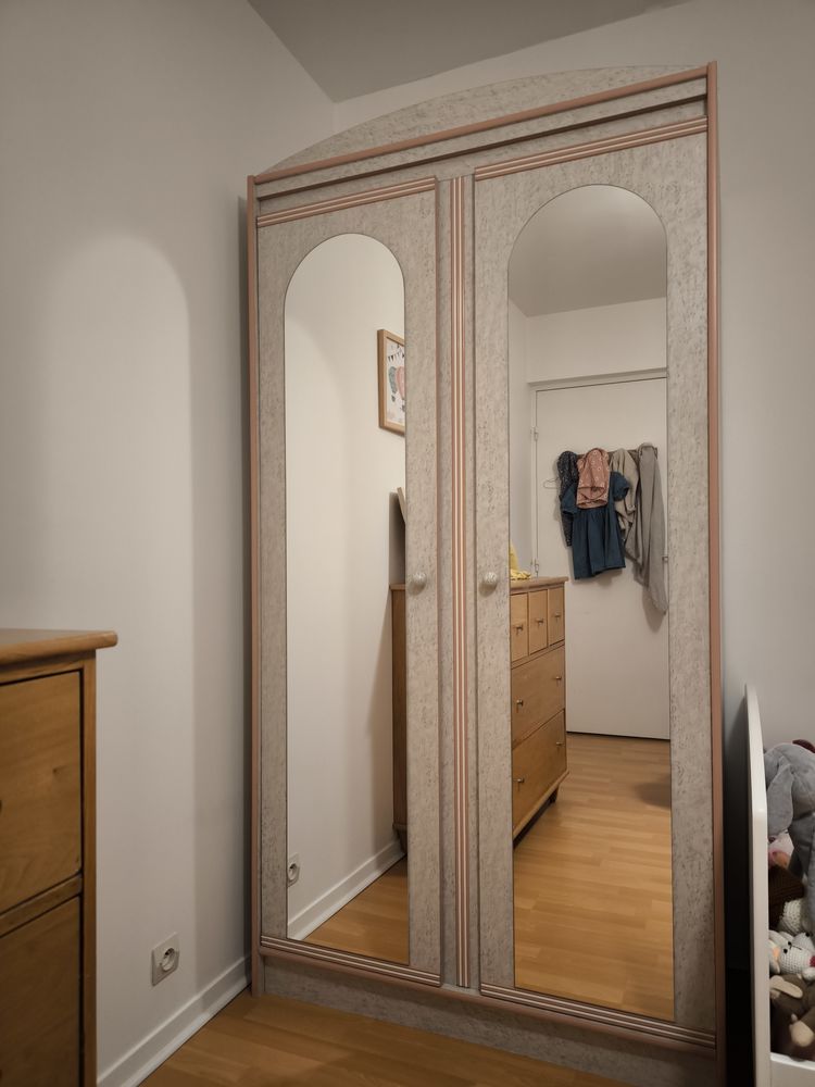 ARMOIRE BON ETAT L103.5 * P56.5 * H202.5
20 Les Essarts-le-Roi (78)