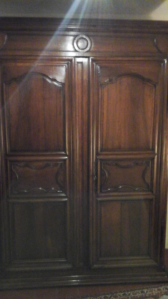 ARMOIRE LOUIS XIV NOYER MASSIF PARFAIT ETAT 2500 All�gre-les-Fumades (30)