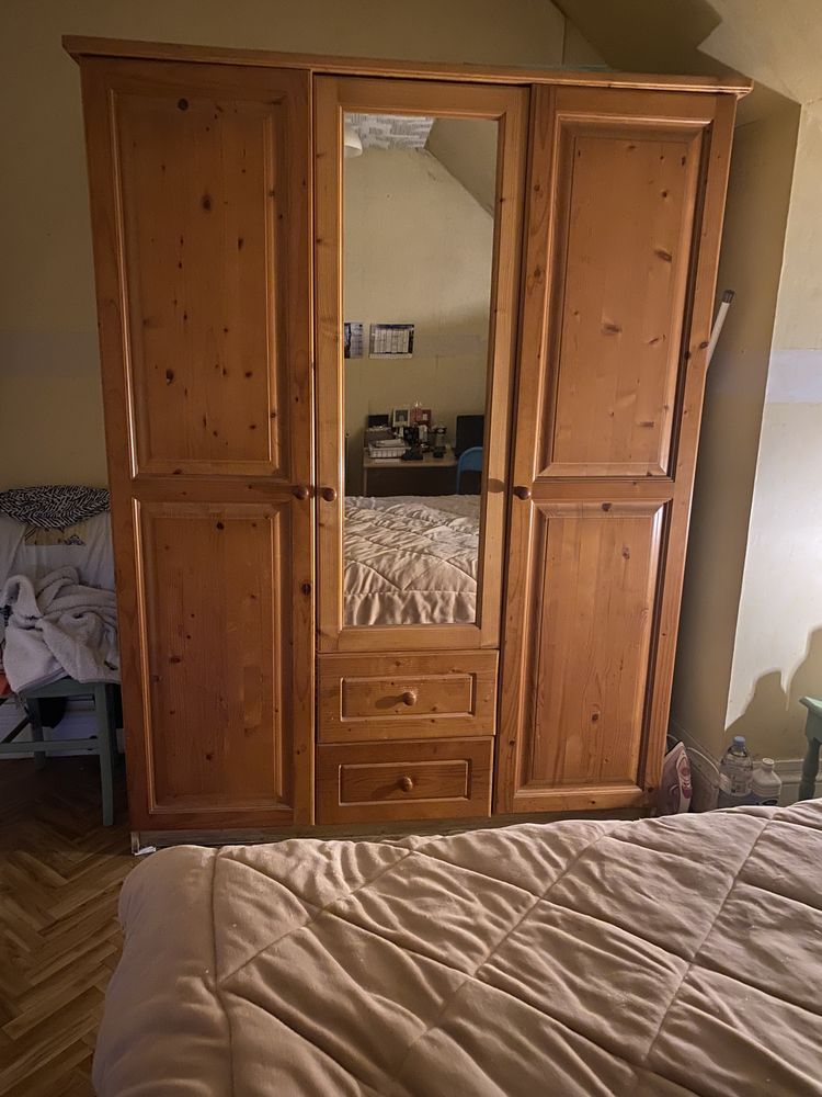 Armoire en pin massif avec 2 portes 1 glace au milieu 60 Saint-Quentin (02)
