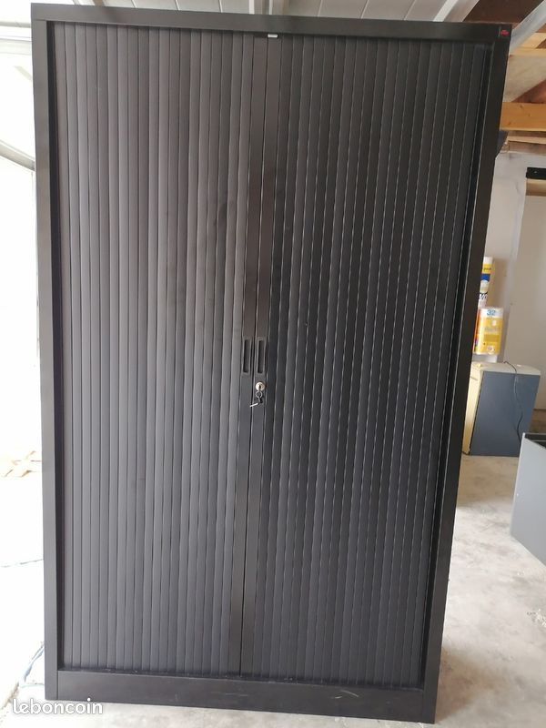 Armoire m�tallique noire qualit� professionnelle en tr�s bon 300 Chelles (77)