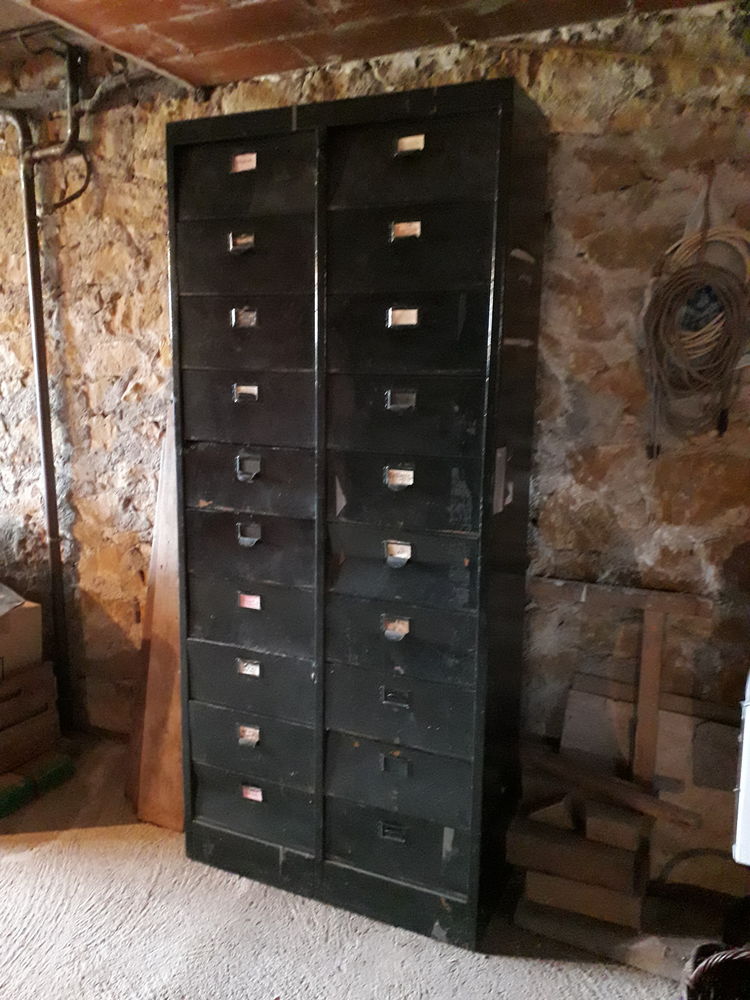 Armoire m�tallique
� restaurer 
Tr�s tendance
100 Brive-la-Gaillarde (19)