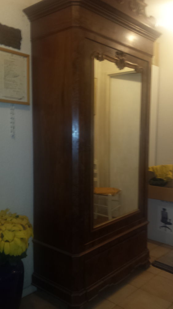 Armoire noyer 1870s.5 �tag�res.miroir.
tiroir
06.mandelieu 3800 Mandelieu-la-Napoule (06)