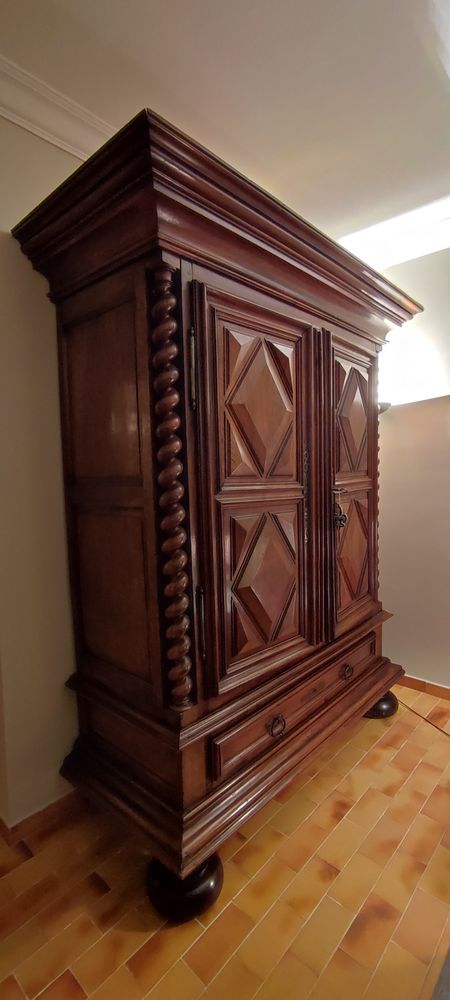 Armoire en noyer Louis XIII d'�poque 3000 Besse-sur-Issole (83)