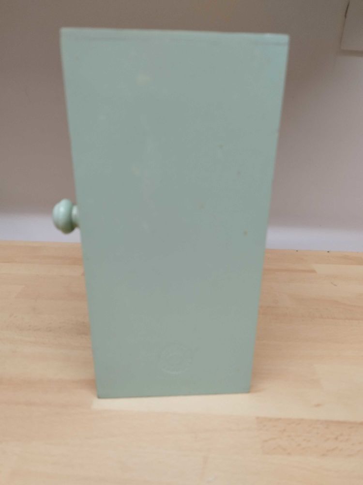 Armoire �  oeufs en bois verte - Egg Cabinet boite �  oeuf en bois jusqu'�  12 oeufs 
Dimensions 25 cm x 18 cm x 12 cm 15 Villiers-sur-Marne (94)