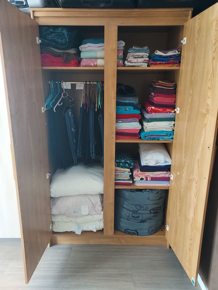 : Armoire/ penderie en bois marron 90� 90 Le Havre (76)