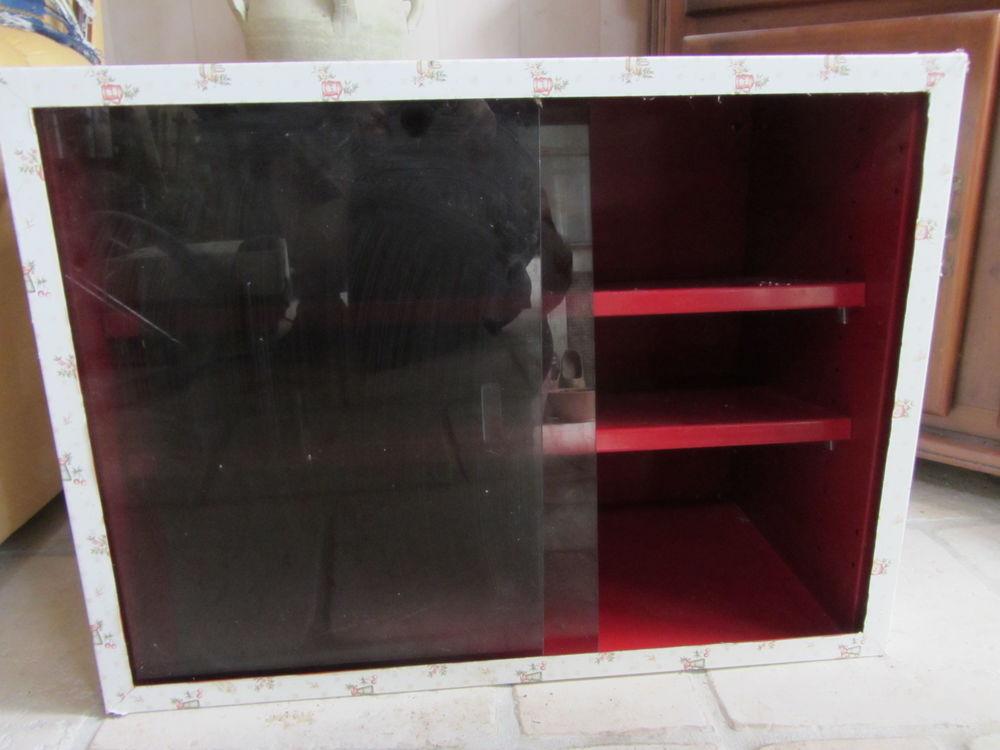 Armoire � pharmacie professionnelle (vitres en verre teint�) 30 Saint-Georges-des-Coteaux (17)