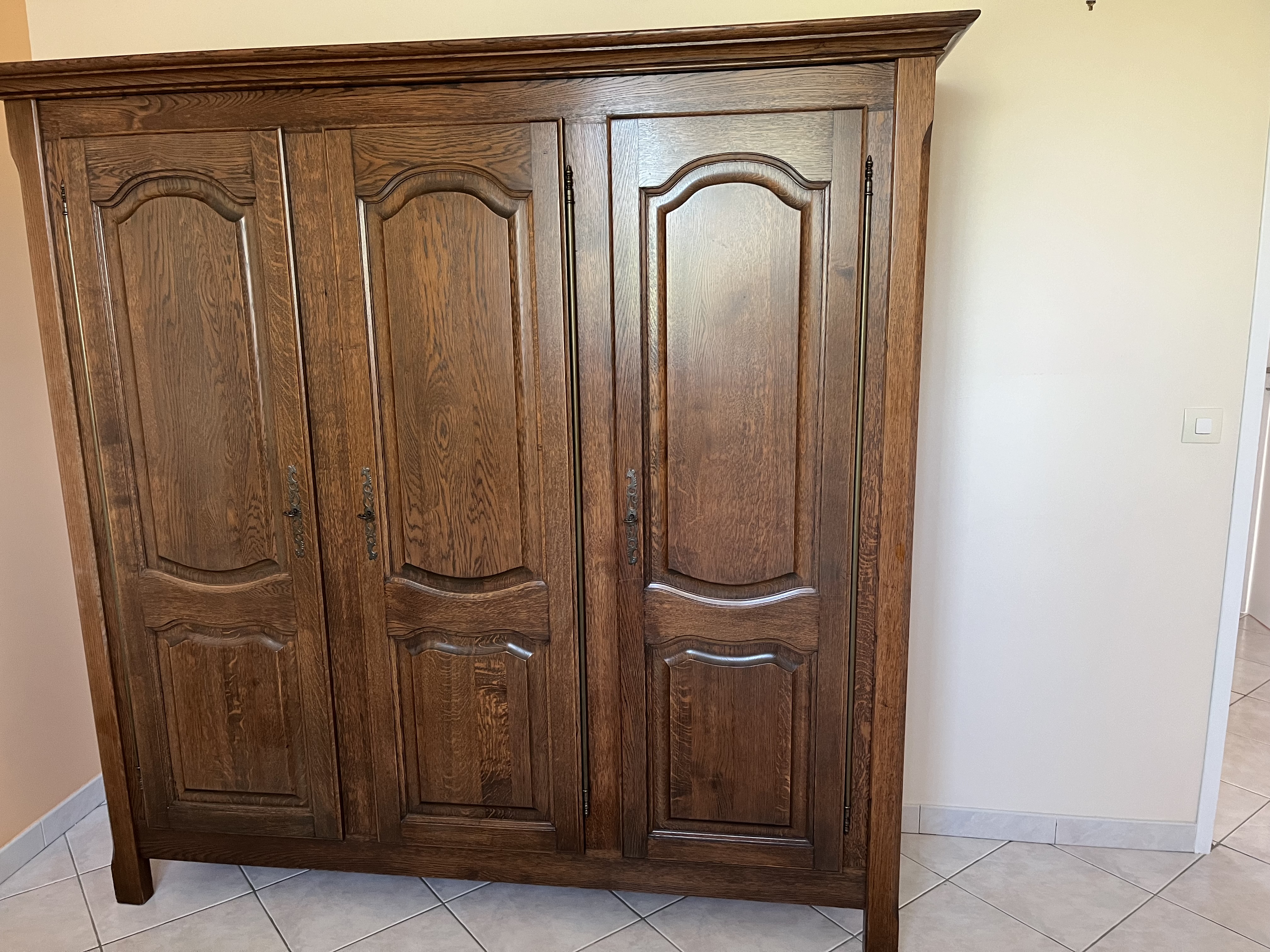 Armoire 3 portes en ch�ne massif. 170 Saint-Mathieu-de-Tr�viers (34)