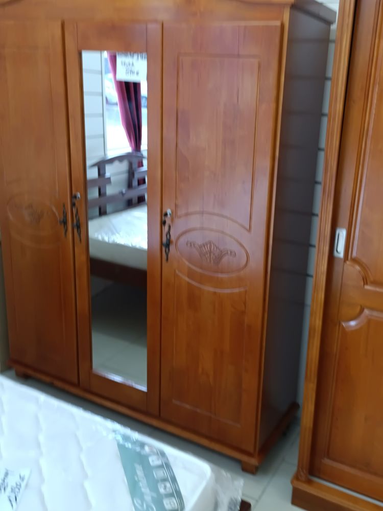 Armoire 3 portes en h�v�a avec miroir 890 La Trinit� (97)