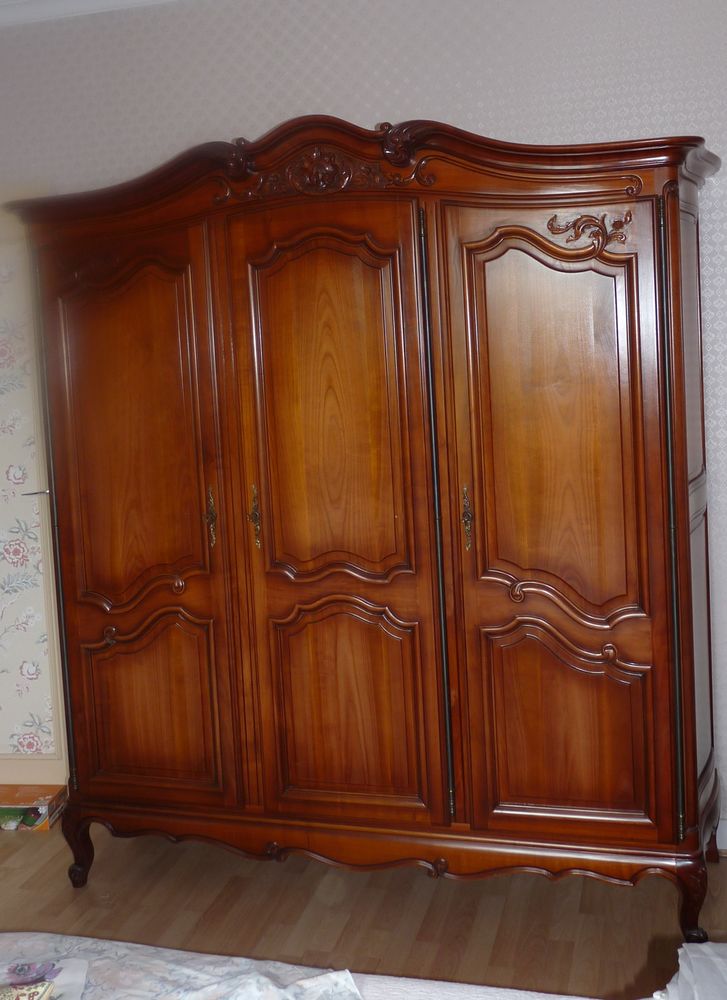 Armoire 3 portes Louis XV en merisier massif 450 Saint-Priest-Taurion (87)