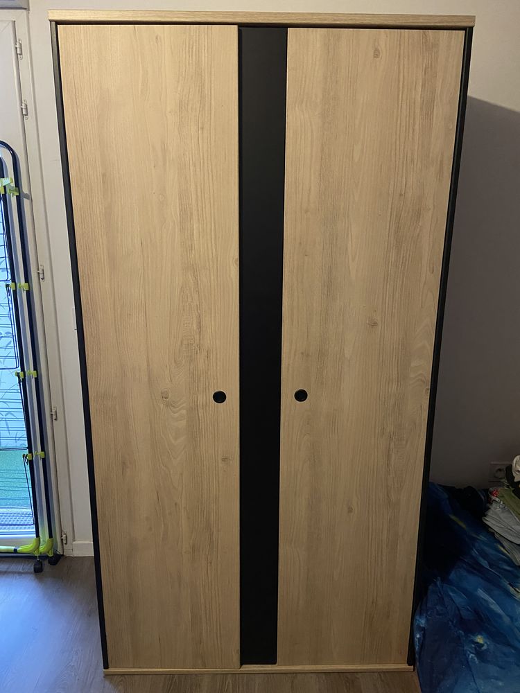 Armoire 2 portes penderie et �tag�res ch�taigne noire But tr�s bon �tat 200 Bezons (95)