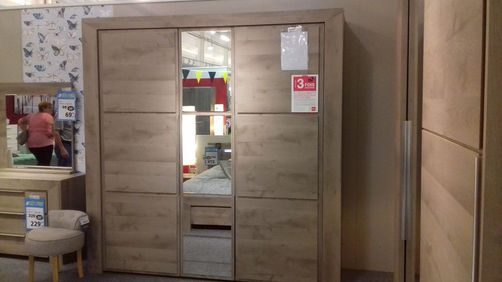 armoire 3 portes 
250 Sa�x (81)