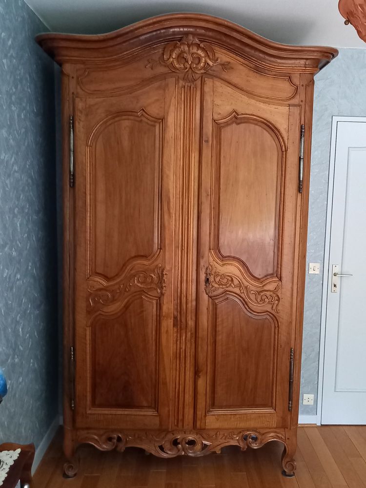 Armoire Proven�ale ancienne en noyer massif - tr�s bon �tat 2000 Versailles (78)