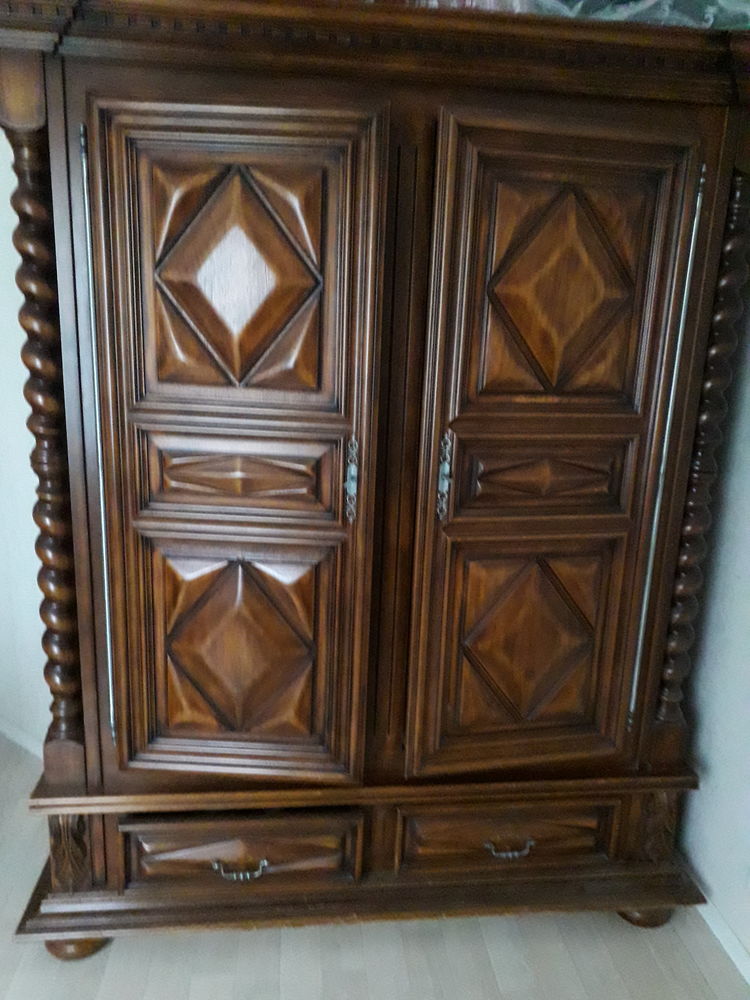 Armoire style Louis XIII avec un chevet 0 Plescop (56)