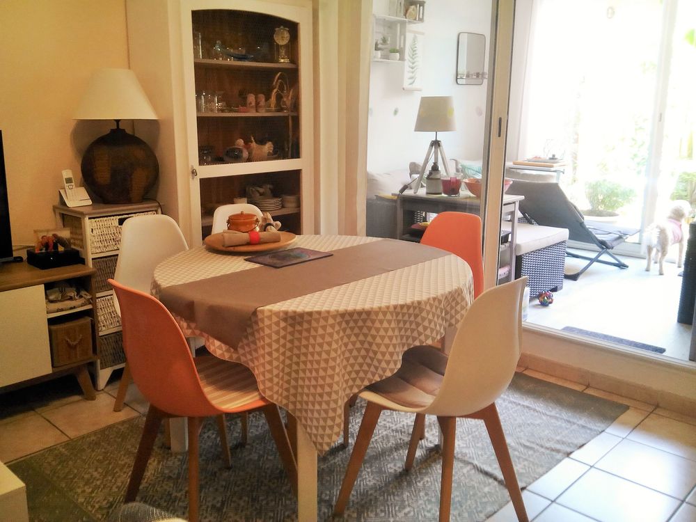 1 armoire et 1 table ronde
110 Al�s (30)