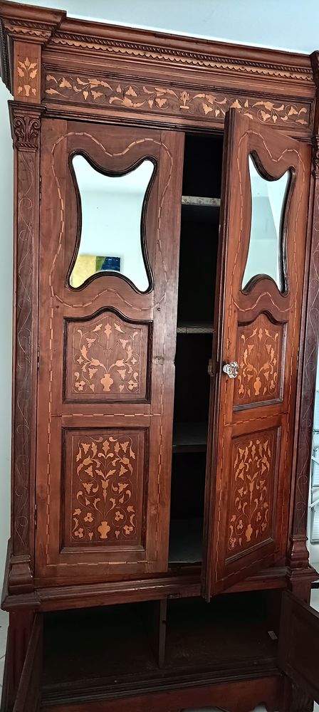 Armoire teck fin 19e si�cle. Moulures et marqueterie. 220� 220 Mont�limar (26)