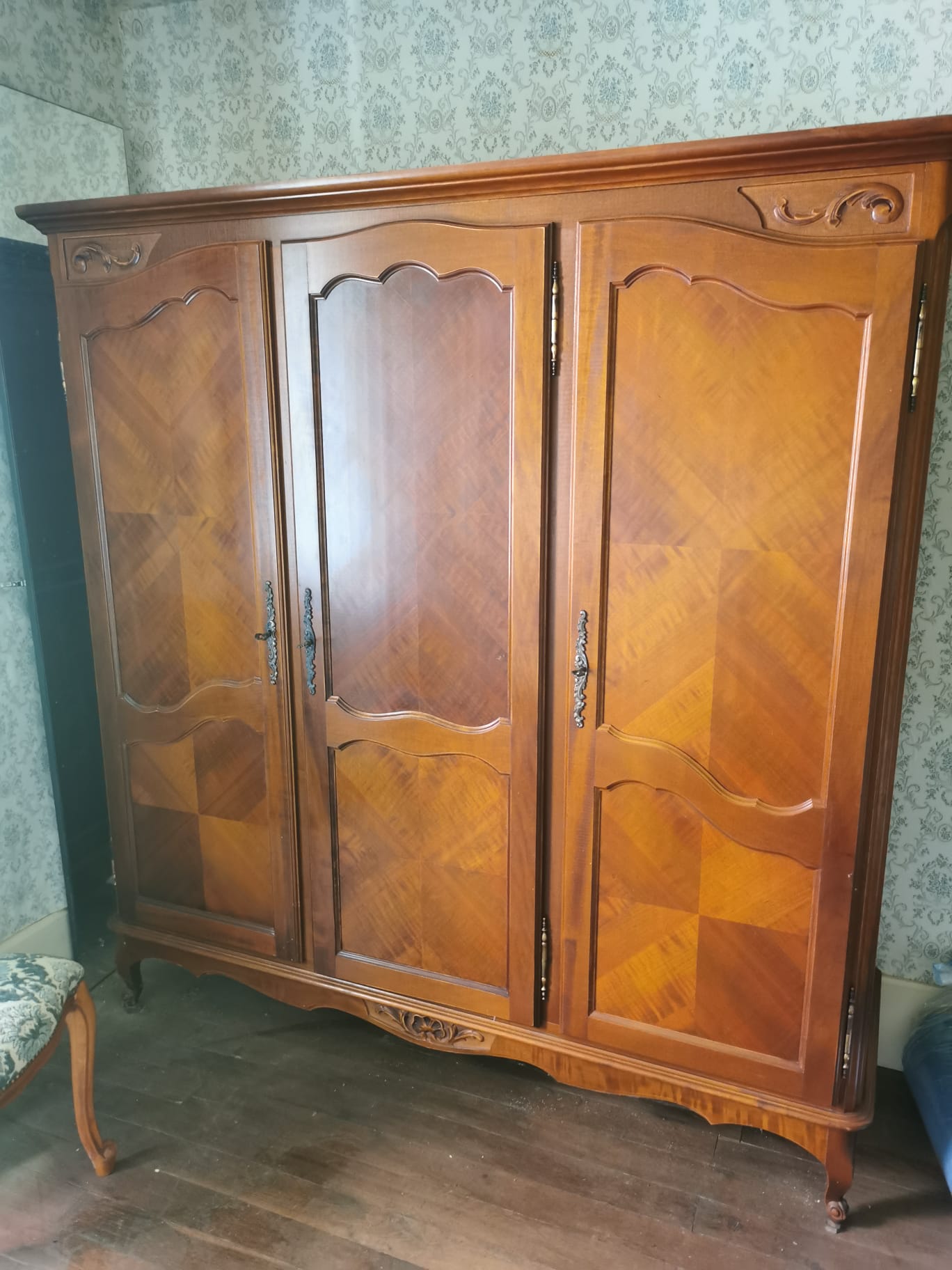 Armoire trois portes en merisier massif 1200 Balnot-la-Grange (10)