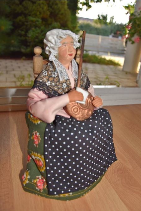 Artisanat Dordogne. Poup�e argile sur sa chaise. 40 Gujan-Mestras (33)