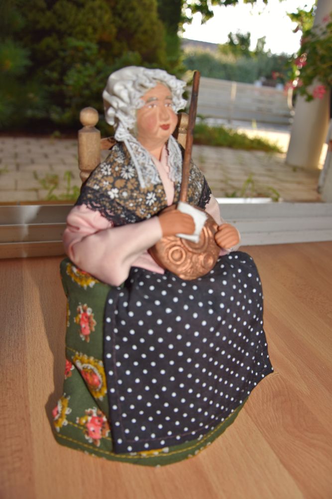 Artisanat Dordogne. Poup�e argile sur sa chaise. 40 Gujan-Mestras (33)