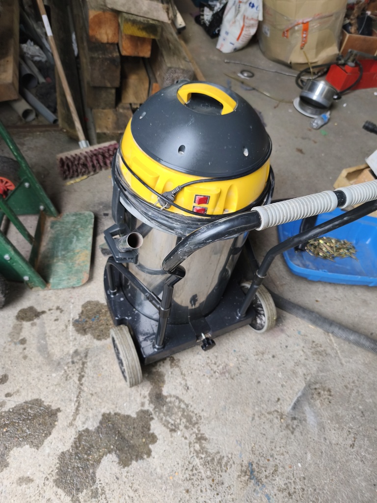 Aspirateur industriel inox sur roues 150 Nazelles-N�gron (37)