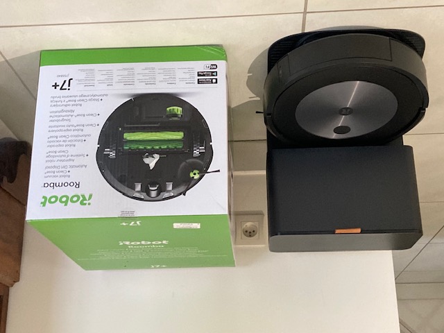 Aspirateur robot marque IROBOT mod�le J7+ 750 Laroin (64)