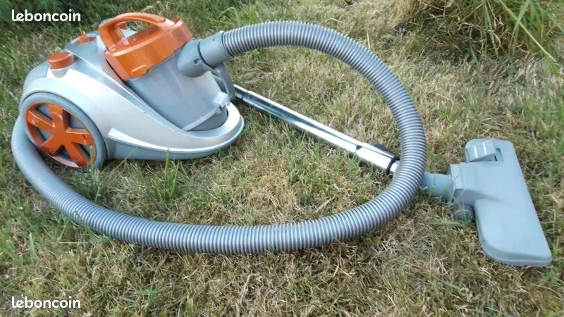 Aspirateur sans sac 1200w en bon �tat bonne aspiration 35 La Bass�e (59)