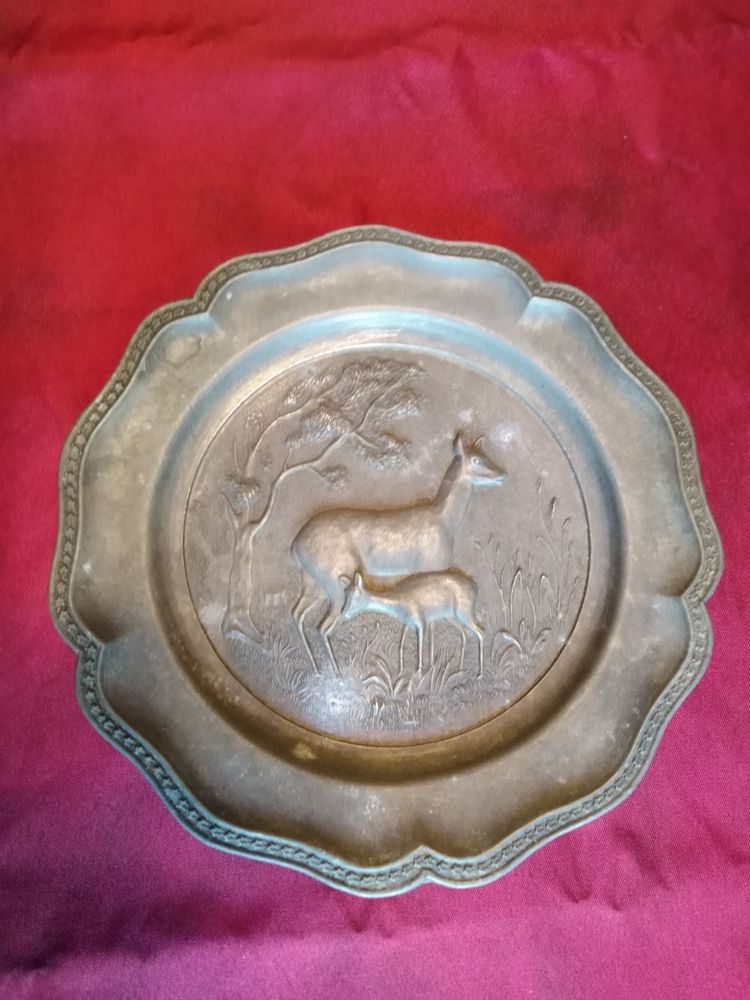 Assiette chevreuil en �tain 15 Avermes (03)