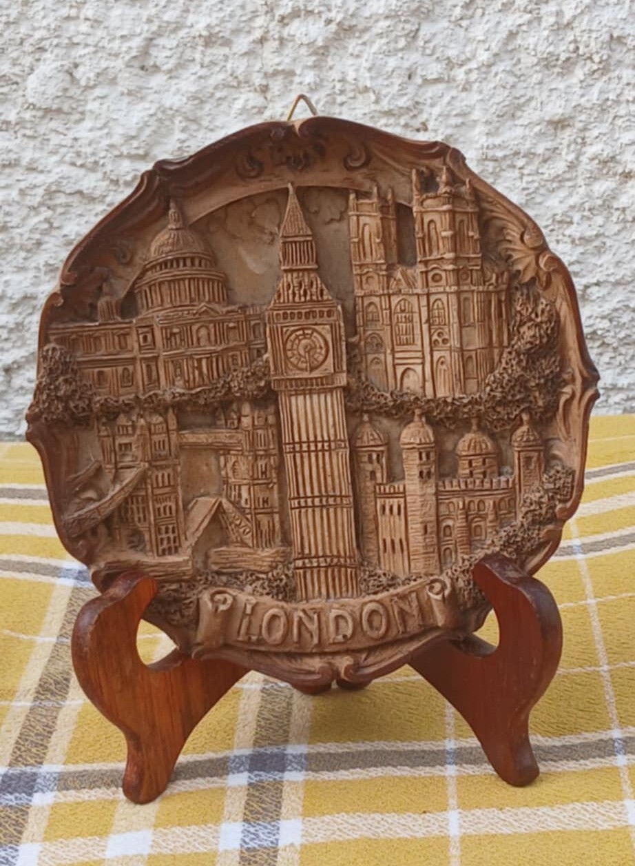 Assiette D�coration de 14,5 cm de diam�tre : D�cor en Relief 4 La Fert�-Alais (91)