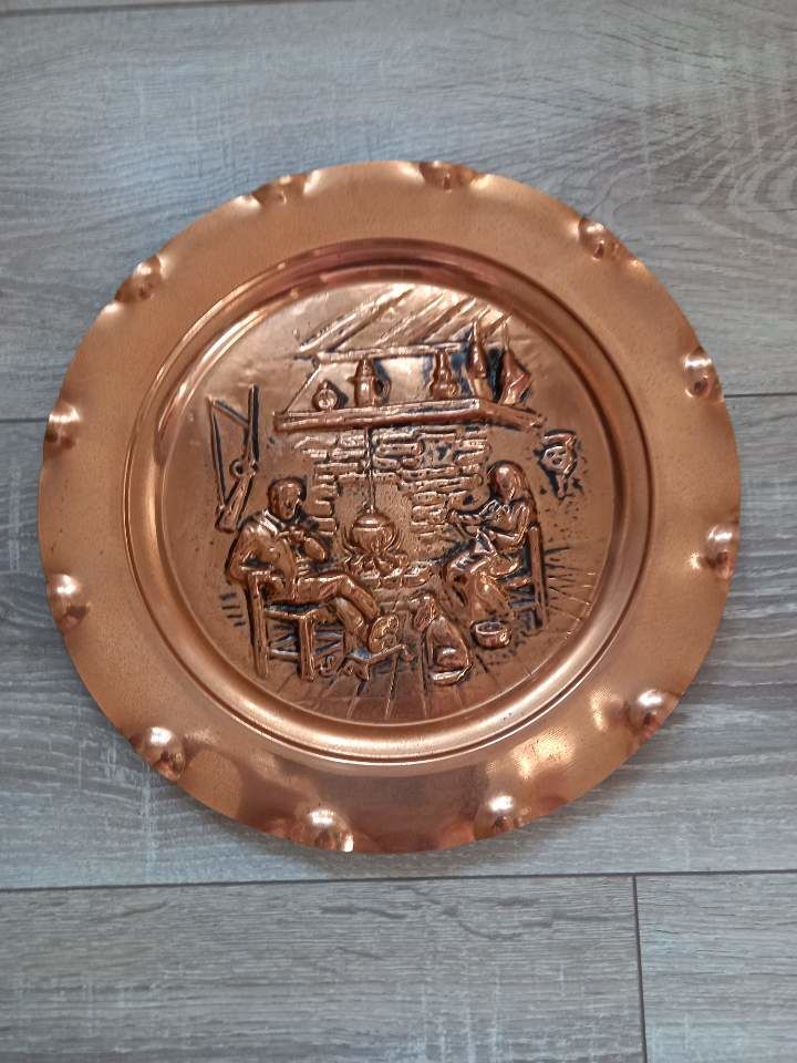 Assiette d�corative en cuivre  personnages au coin du feu . 12 Villiers (86)