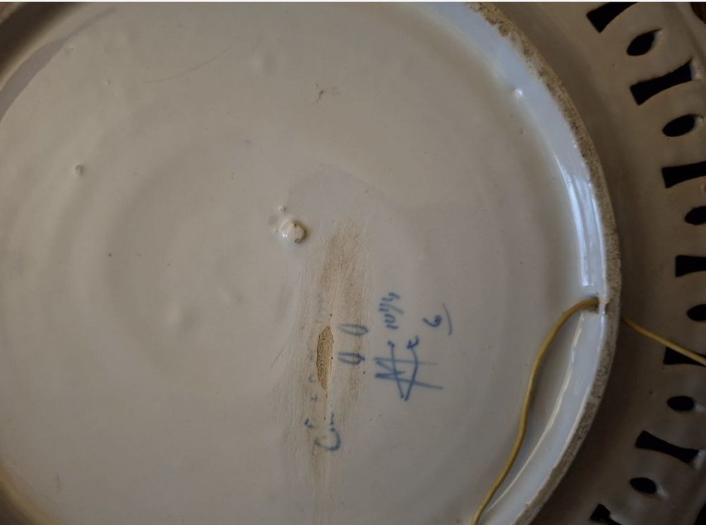 Assiette d�corative en fa�ence de Desvres , milieu 20e . Diam 25 cm 30 Nevers (58)