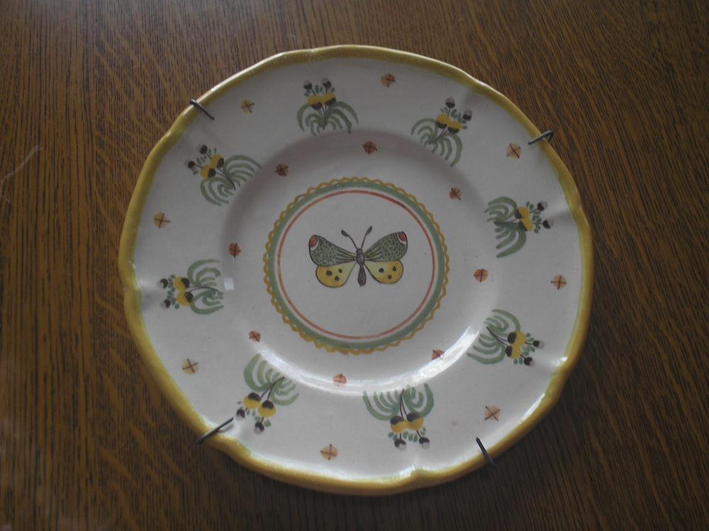 Assiette d�corative  fa�ence de Nevers Montagnon 18 �ragny (95)