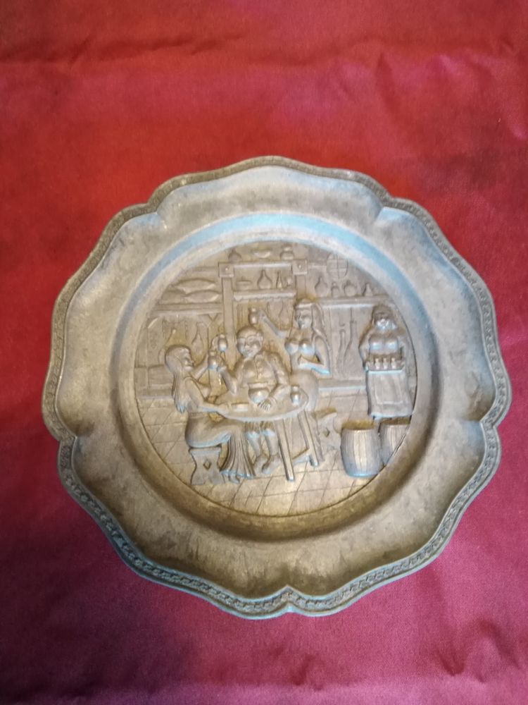 Assiette festive �gyptienne en �tain 15 Avermes (03)