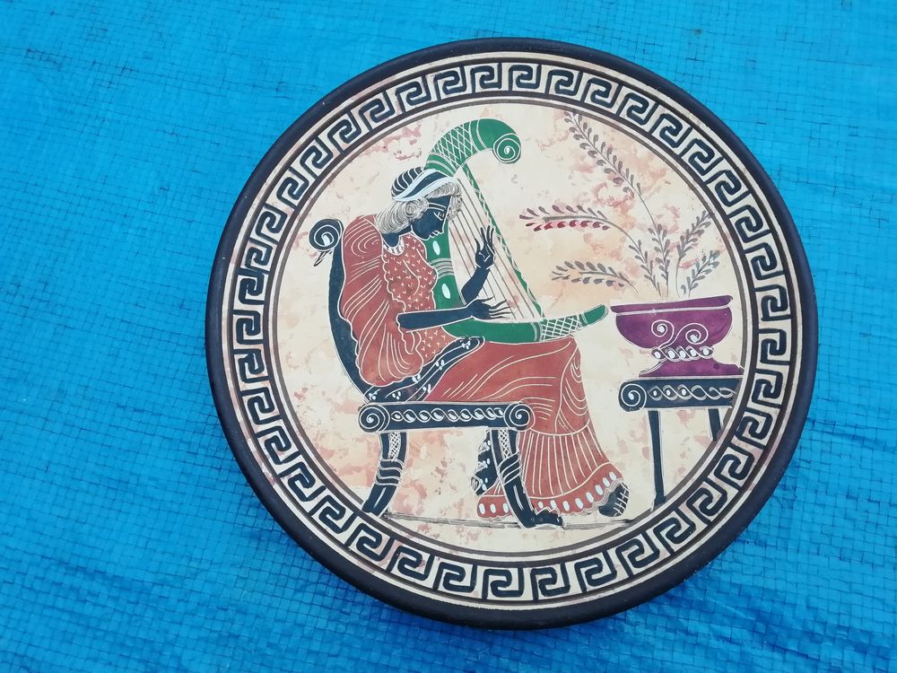 Assiette origine Gr�ce d�cors d�esse jouant de la lyre 24 L�signy (77)