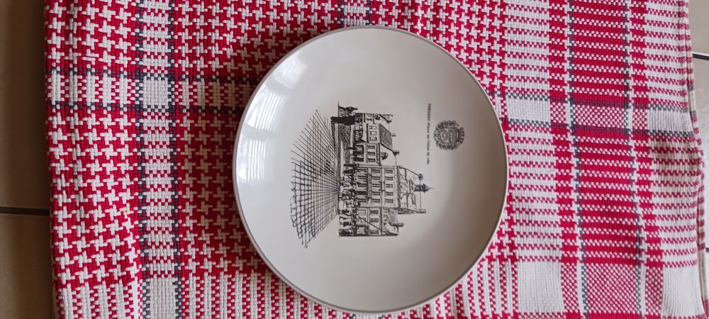 ASSIETTE EN PORCELAIN DECORATION H'OTEL DE VILLE DE FREVENT 25 Fr�vent (62)