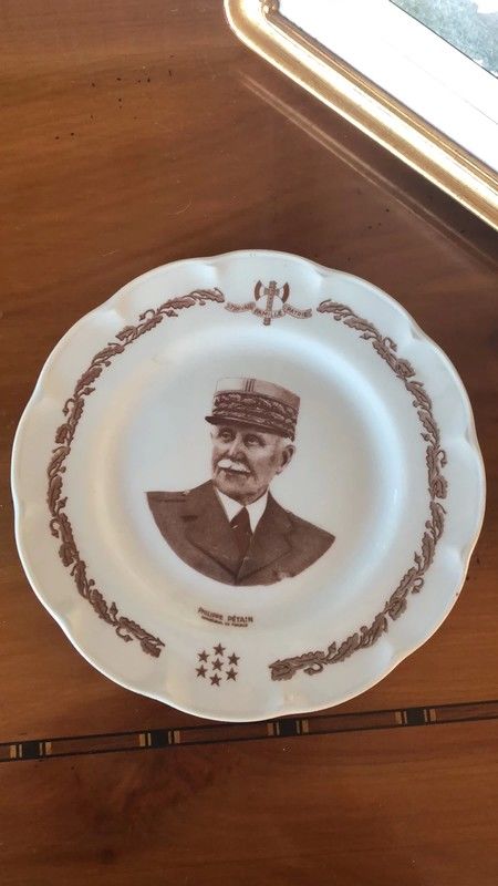 Assiette porcelaine de limoges,Portrait en Bistre du MAR�CHA 0 Tribehou (50)